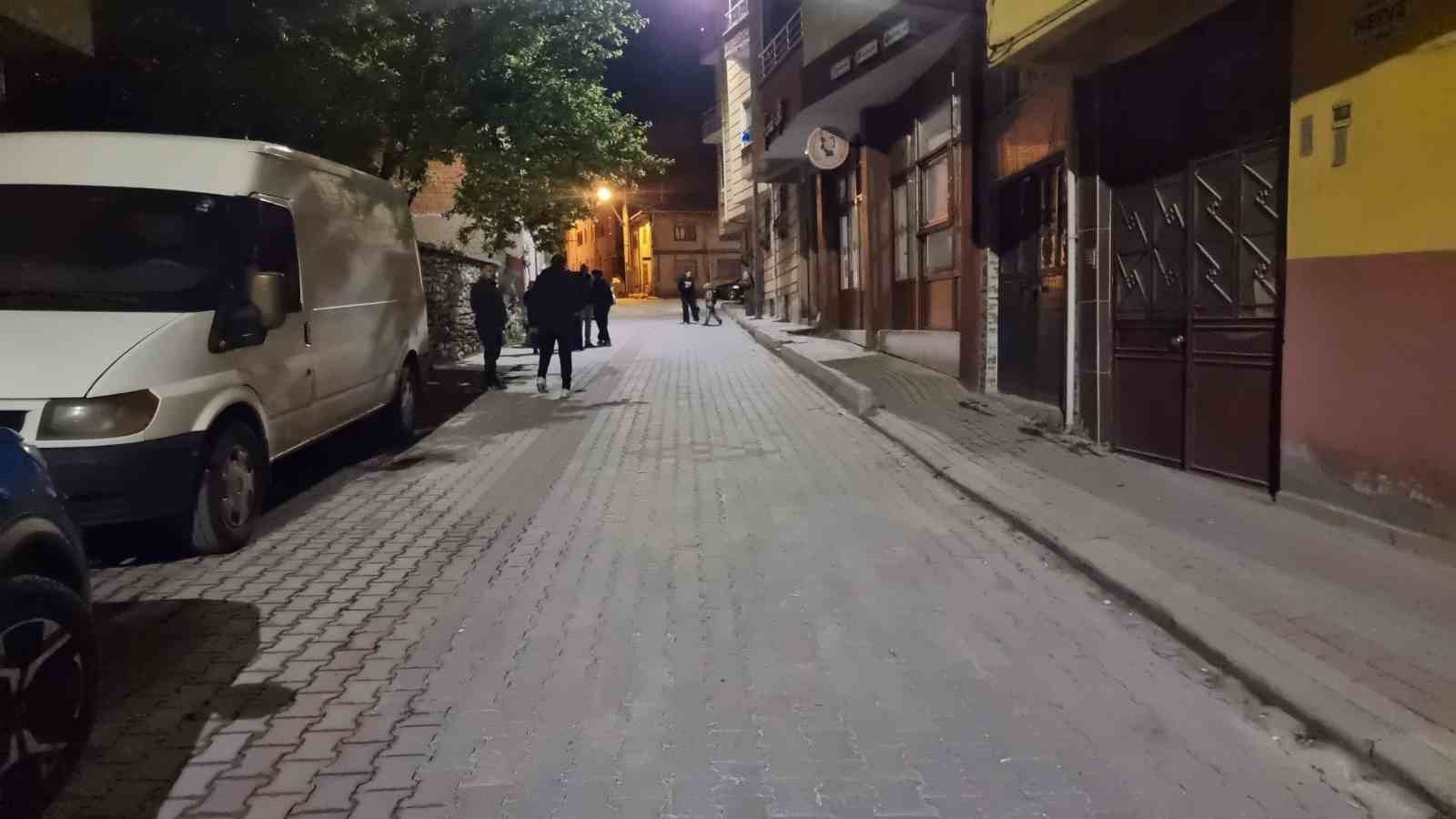 kutahya-domanic-te-gece-yarisi-pes-pese-iki-deprem-meydana-geldi