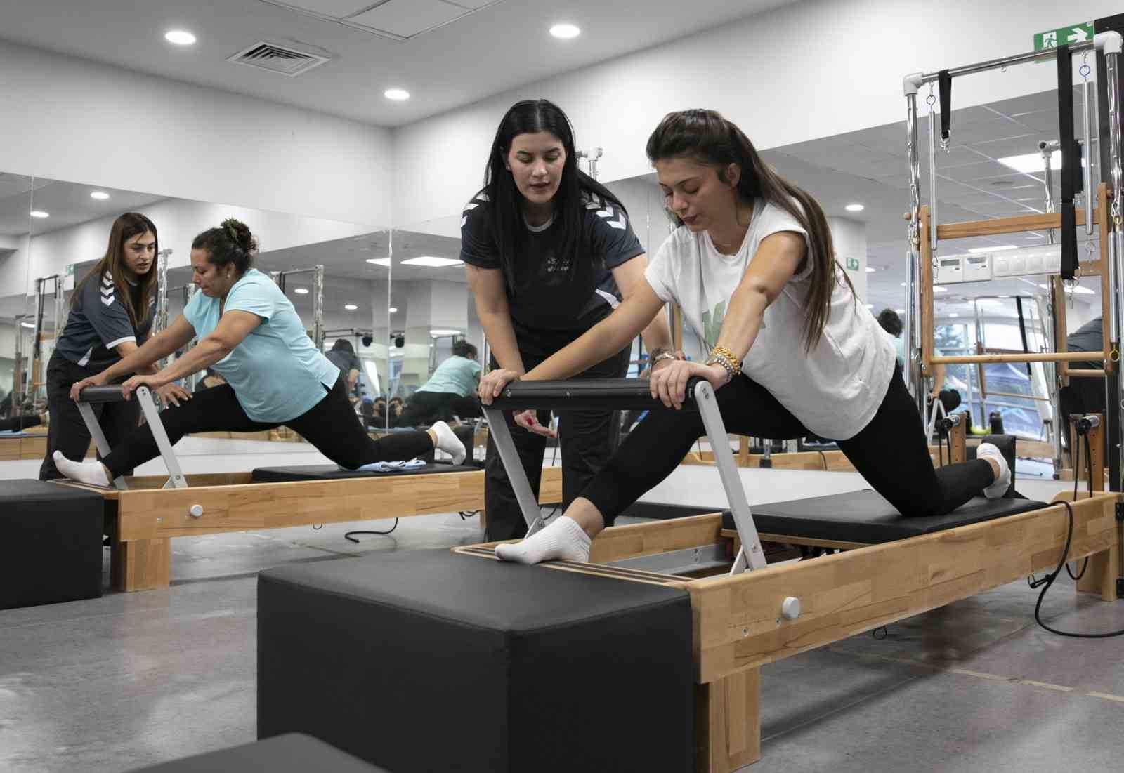 mersin-de-kadinlar-ucretsiz-pilates-kursunda-hem-spor-yapiyor-hem-sosyallesiyor