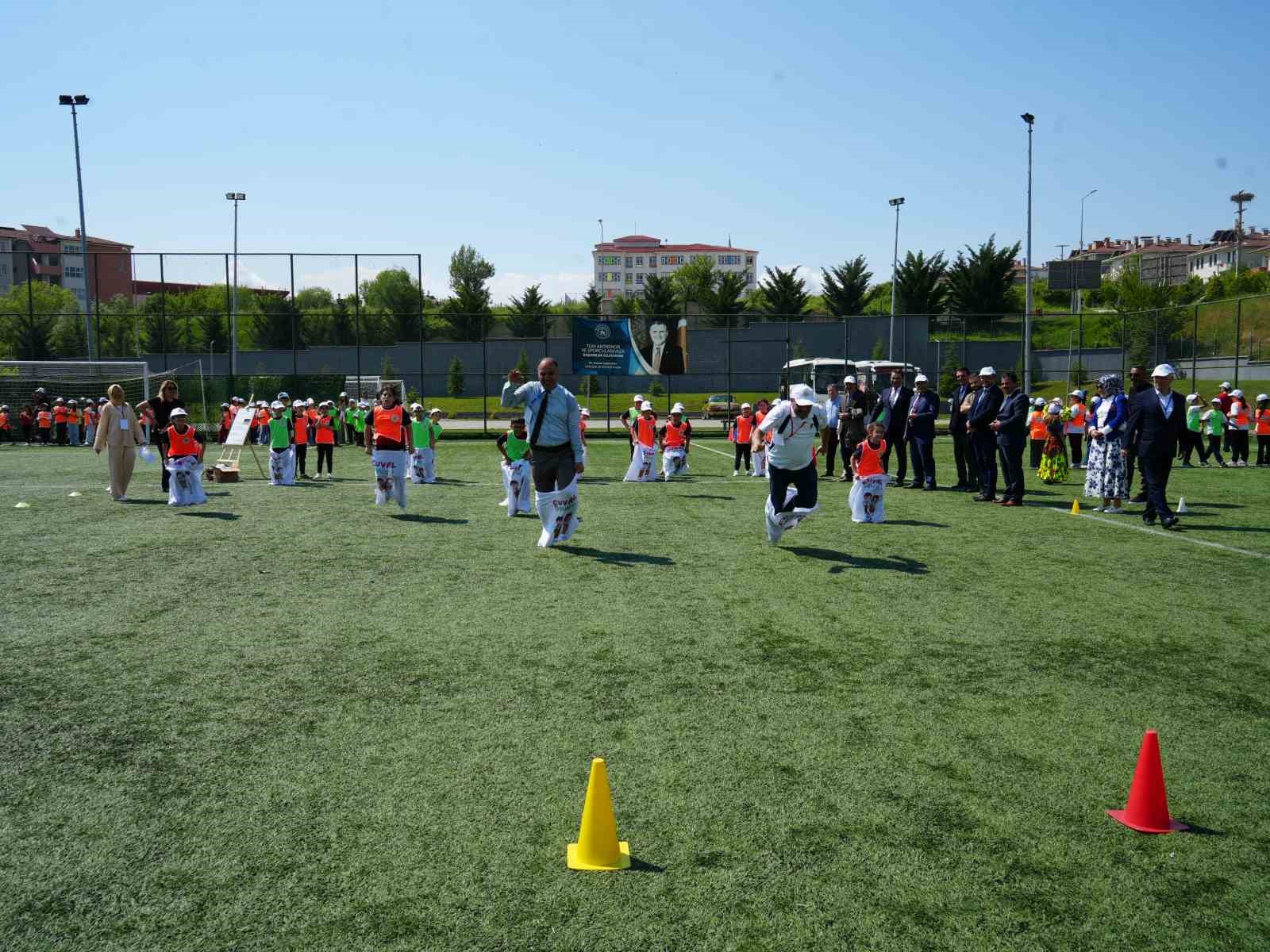 cocuklar-ogretmenler-ve-veliler-birlikte-geleneksel-oyunlar-oynadi-ortaya-renkli-goruntuler-cikti