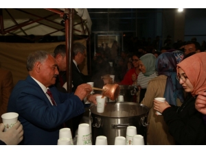 Vize Sınavlarına Hazırlanan Öğrencilere Sıcak Çorba İkramı