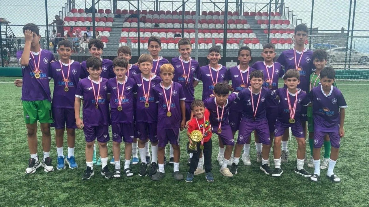 sinopspor-u14-ten-gururlandiran-basari