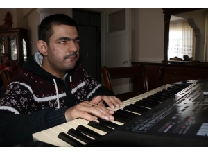 Akrabasının Aldığı Org, Görme Engelli Üzeyir’in Hayatına Işık Oldu