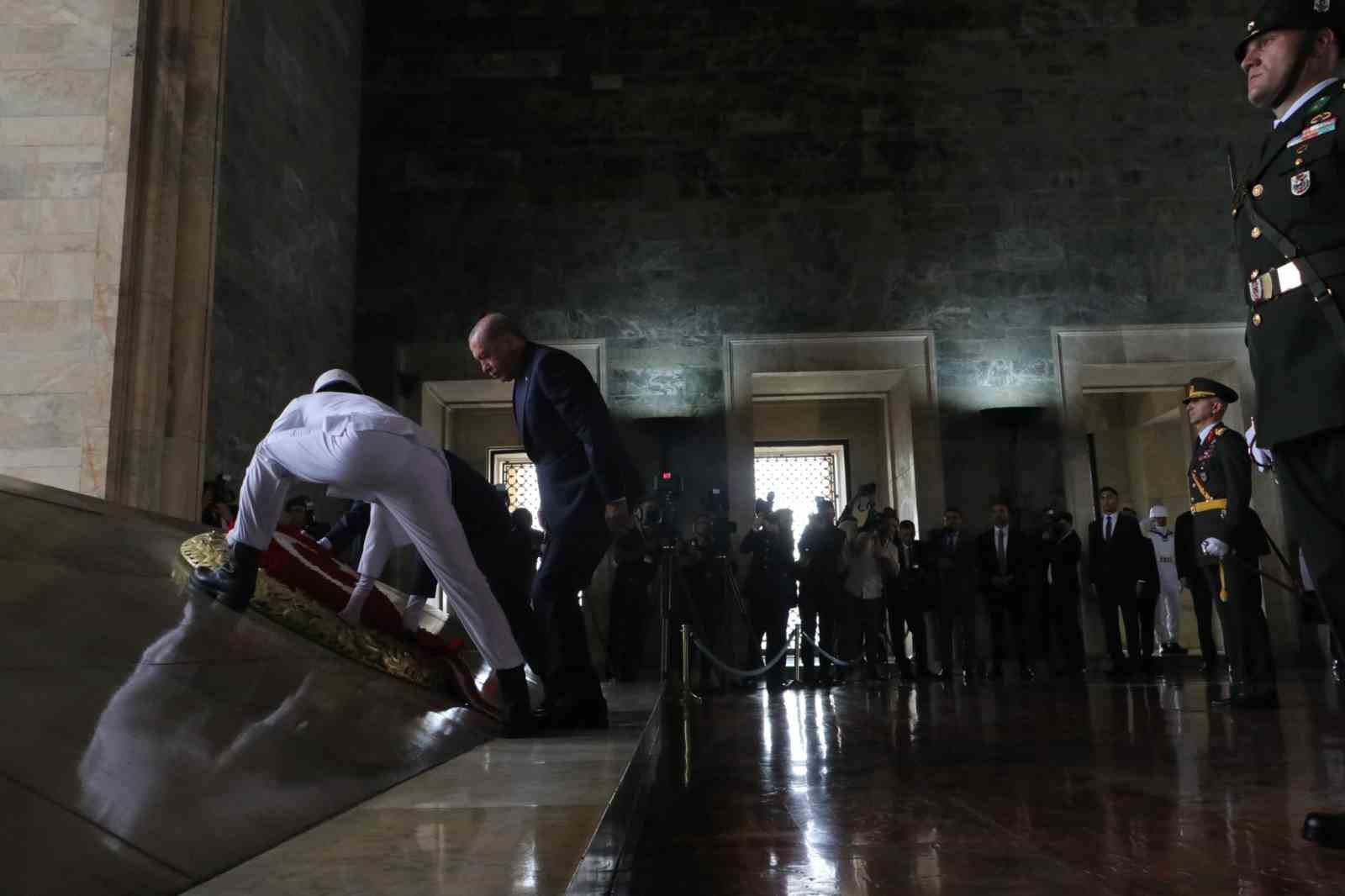 cumhurbaskani-erdogan-baskanligindaki-devlet-erkani-anitkabir-i-ziyaret-etti
