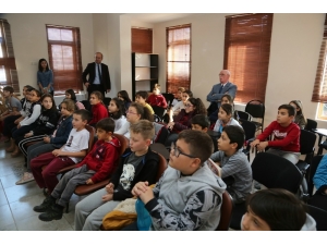 Kazım Kurt Çocuklarla Atatürk’ün Filmini İzledi