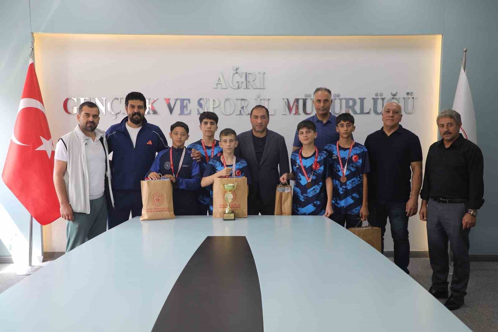 il-muduru-ahmet-celebi-den-turkiye-ucuncusu-badminton-takimina-tebrik