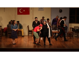 Mersin’de ’Pişti’ İsimli Tiyatro Oyunu Büyük İlgi Gördü