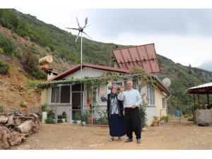 Eşini De Alıp Şehirden Kaçtı, Doğayla İç İçe Kendi Hayatını Kurdu