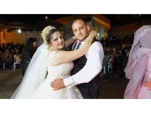 Hastaneden Çıktı, Kırık Kolla Düğün Yaptı