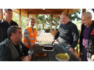 Burhaniye’de Mevsimlik İşçilere Pastalı Uğurlama