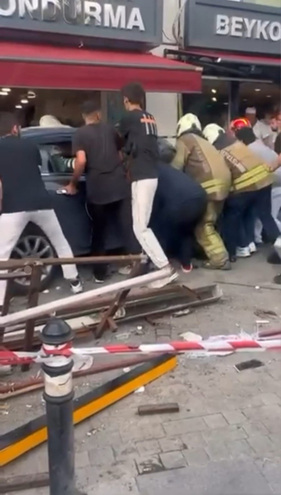 beykoz-da-kontrolden-cikan-otomobil-yayalara-ve-dukkana-carpti-6-yarali