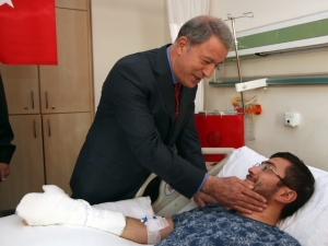Bakan Akar Gata’da Tedavi Gören Yaralı Askerleri Ziyaret Etti