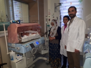 Yeni Doğan Bebeğe “Doğumsal Orta Hat Kapanma Defekti” Ameliyatı