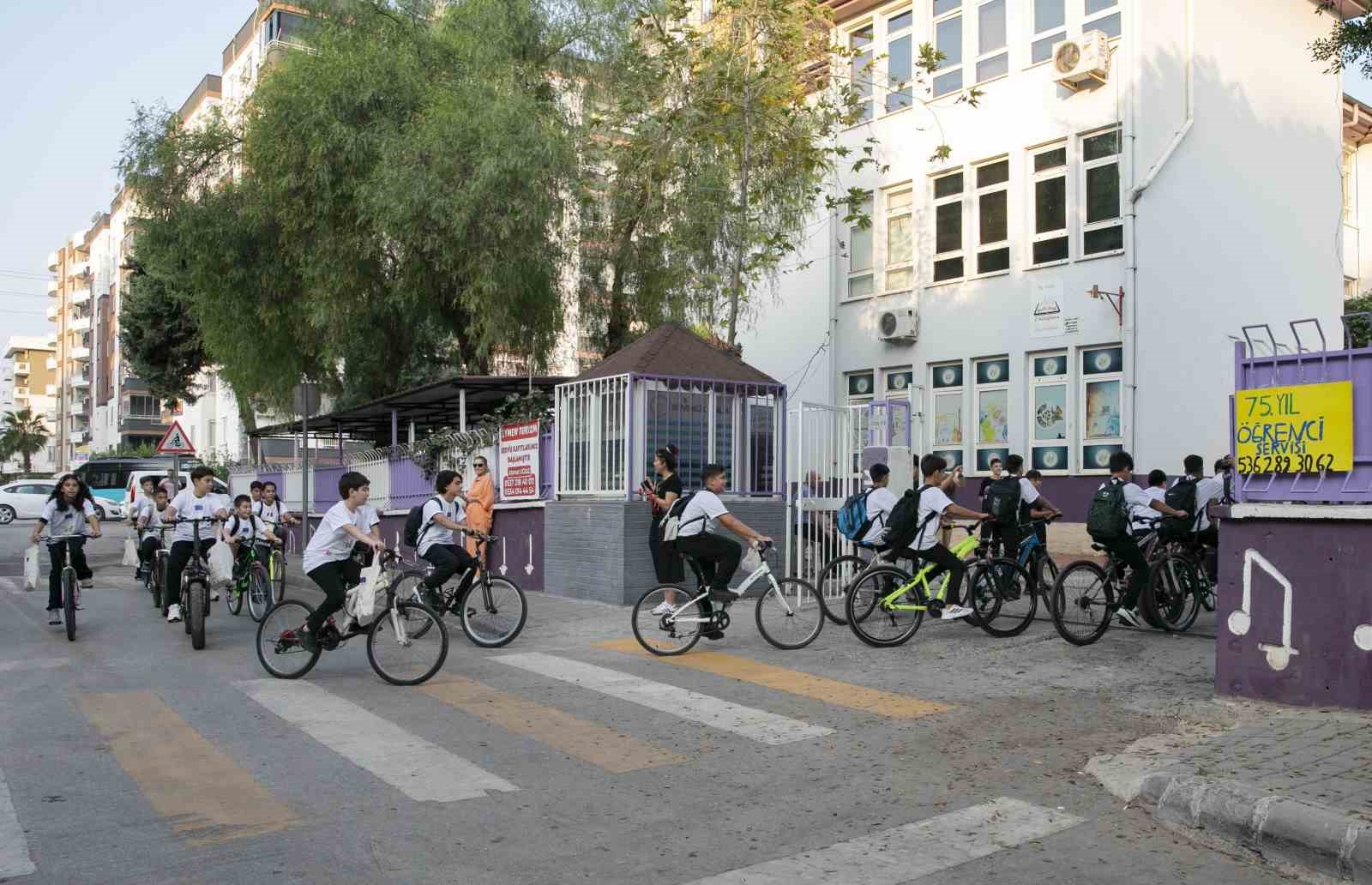 mersin-de-ogrenciler-okula-pedal-cevirerek-gitti