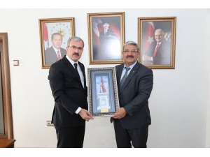 Vali’ye Şehit Sancaktar Anıtı Tablosu