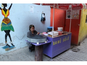Hastalığını Bir Tarafa Bıraktı, Çocuklarını Geçindirmek İçin Gözleme Satmaya Başladı