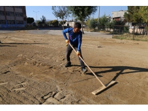 Toprak Olan Okul Bahçelerine Kilitli Parke Taşı Döşendi