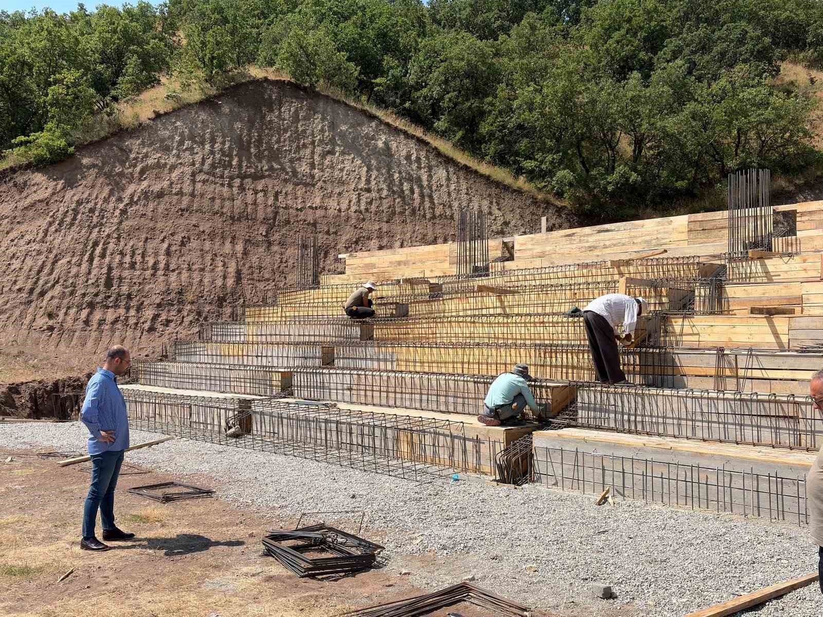tosya-da-insa-edilen-gures-sahasi-ile-dugun-salonunda-calismalar-suruyor