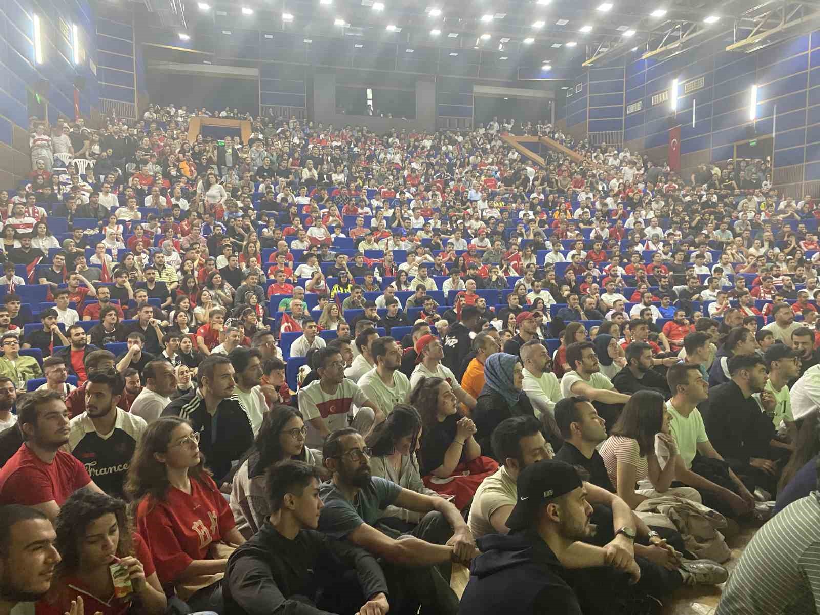milli-mac-heyecani-ankara-da-dev-ekranda-yasandi