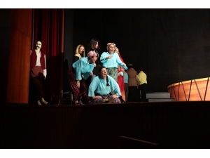 “Düğün Ya Da Davul” Seyirciyle Buluştu