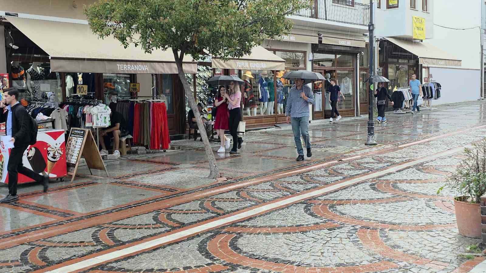 edirne-de-vatandaslar-yagmurun-tadini-cikardi