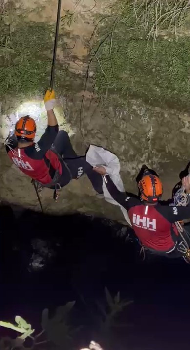alanya-da-10-metrelik-su-kuyusunda-mahsur-kalan-kediyi-ekipler-kurtardi