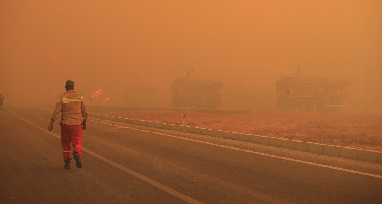antalya-da-alevlerle-mucadele-suruyor-antalya-isparta-yolu-trafige-kapatildi