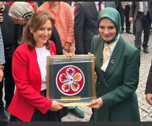 152-yillik-makineyle-islenen-kizilay-in-ilk-amblemi-bakan-goktas-a-da-hediye-edildi