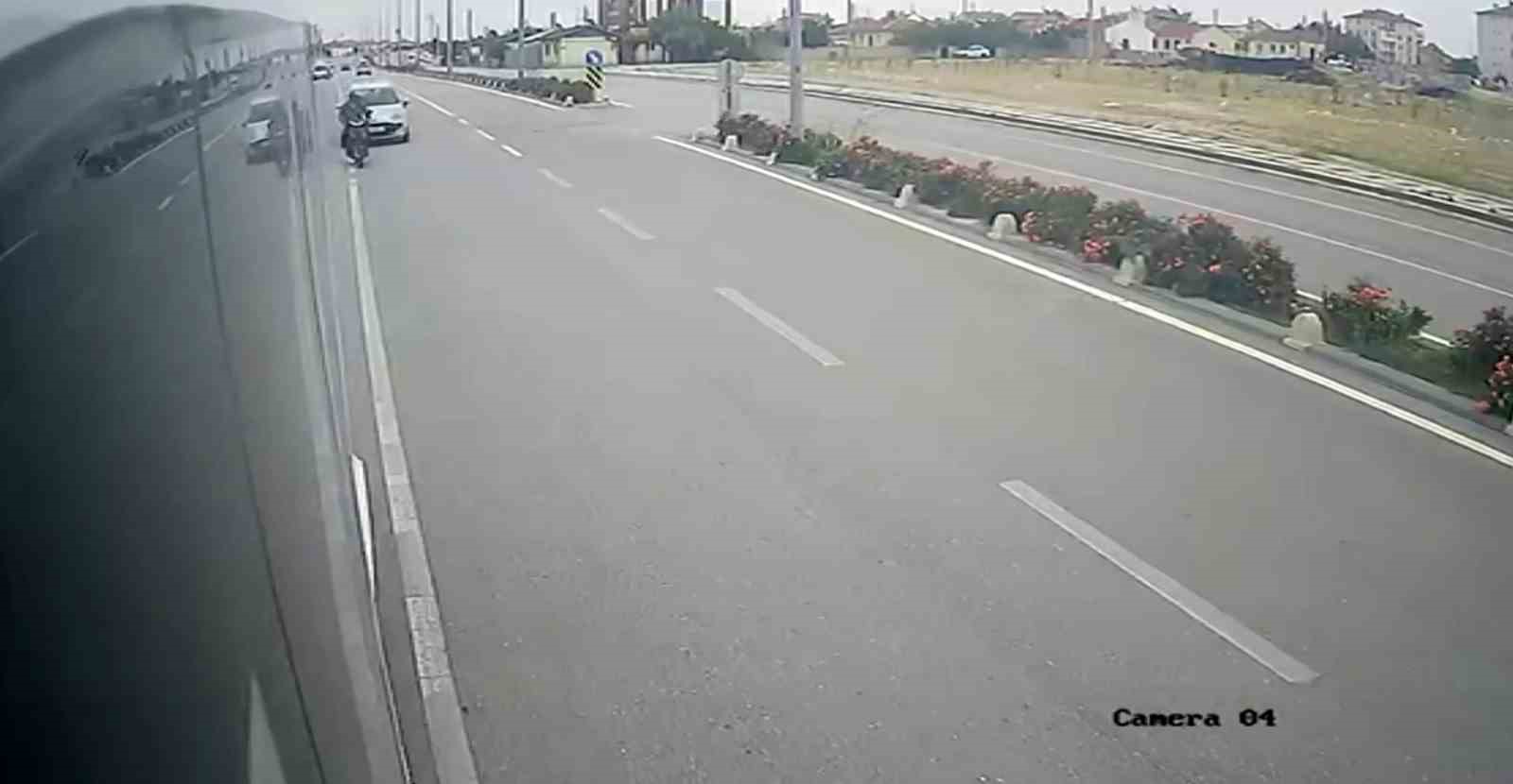 otomobilin-carptigi-elektrikli-bisiklet-surucusu-havaya-firladi-o-anlar-kamerada