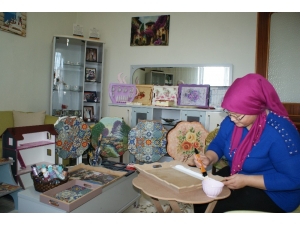 Ahşap Boyama Yaparak Bütçelerine Katkı Sağlıyorlar