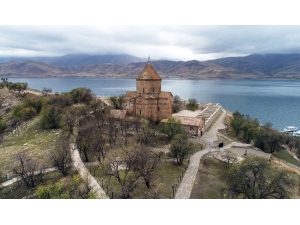 Tatlı Suya Kavuşan Akdamar Adası Yeşilleniyor