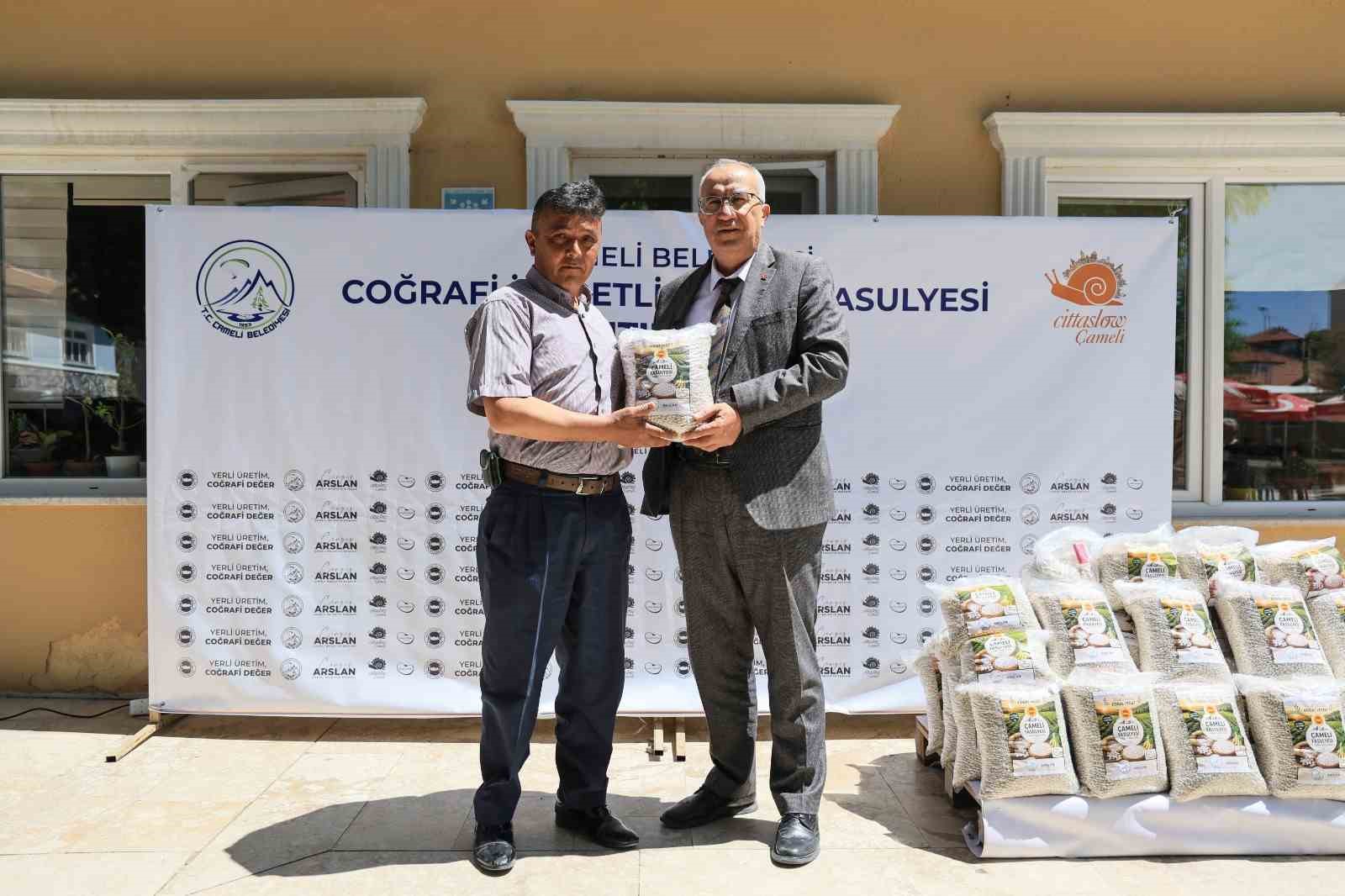 baskan-arslan-uretime-destek-icin-cografi-isaretli-cameli-fasulyesini-ciftciyle-bulusturdu