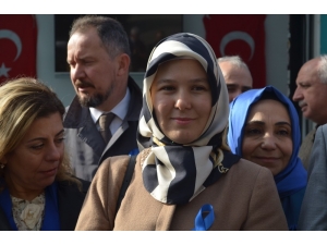 Kadınlardan Balonlu Ve Kurdeleli Yürüyüş