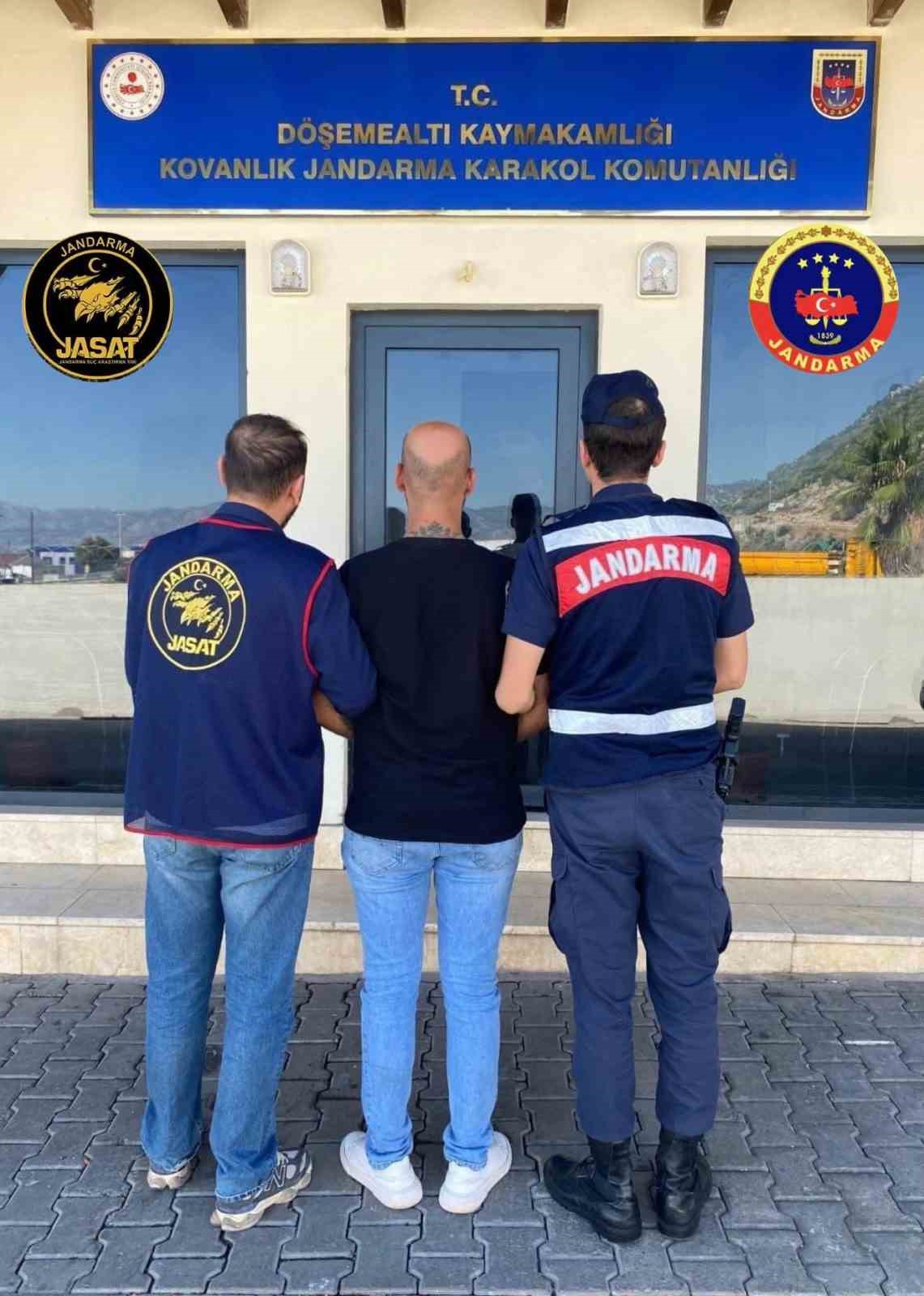 antalya-da-jasat-tan-aranan-sahislara-operasyon-duzenlendi