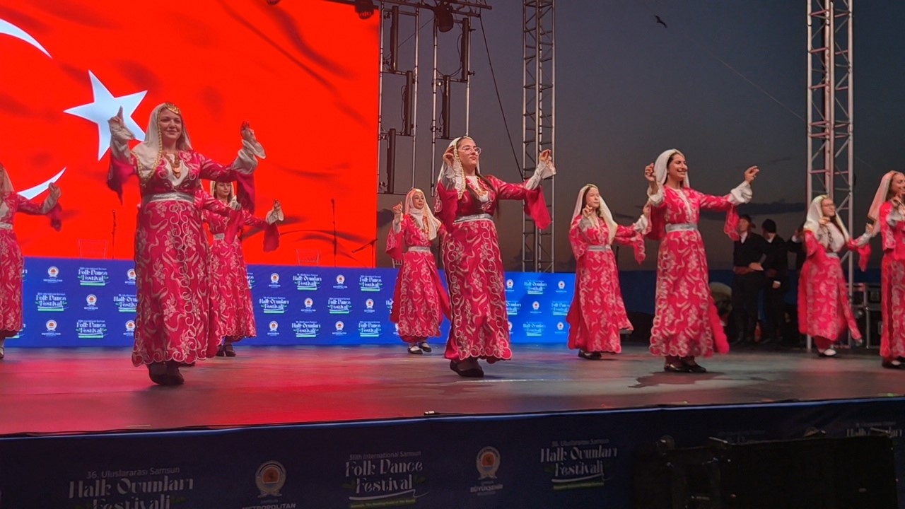 36-uluslararasi-samsun-halk-oyunlari-festivali-final-gosterisiyle-sona-erdi