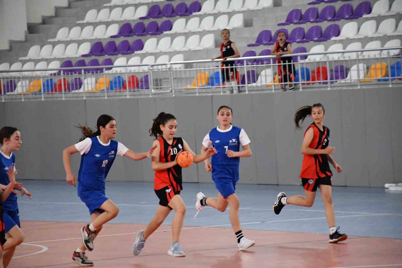 kulupler-hentbol-minik-kizlar-il-birinciligi-musabakalari-tamamlandi