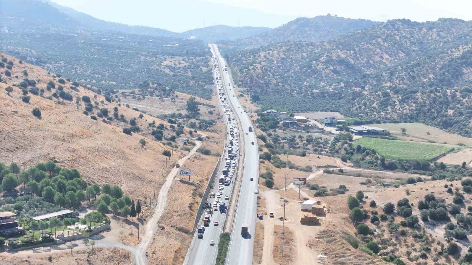 kazalar-sonrasi-aydin-mugla-karayolu-kilitlendi-arac-kuyrugu-5-kilometreye-ulasti