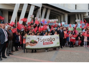 Öğrenciler Toprak İçin Yürüdü