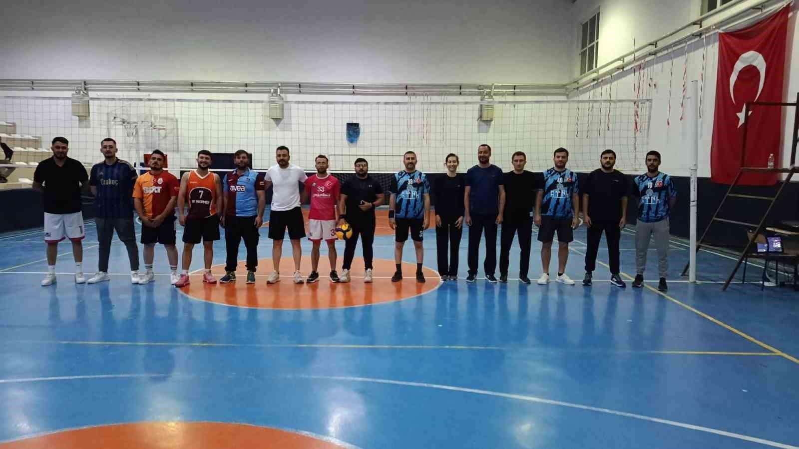 hocalar-da-voleybol-turnuvasi-final-heyecani
