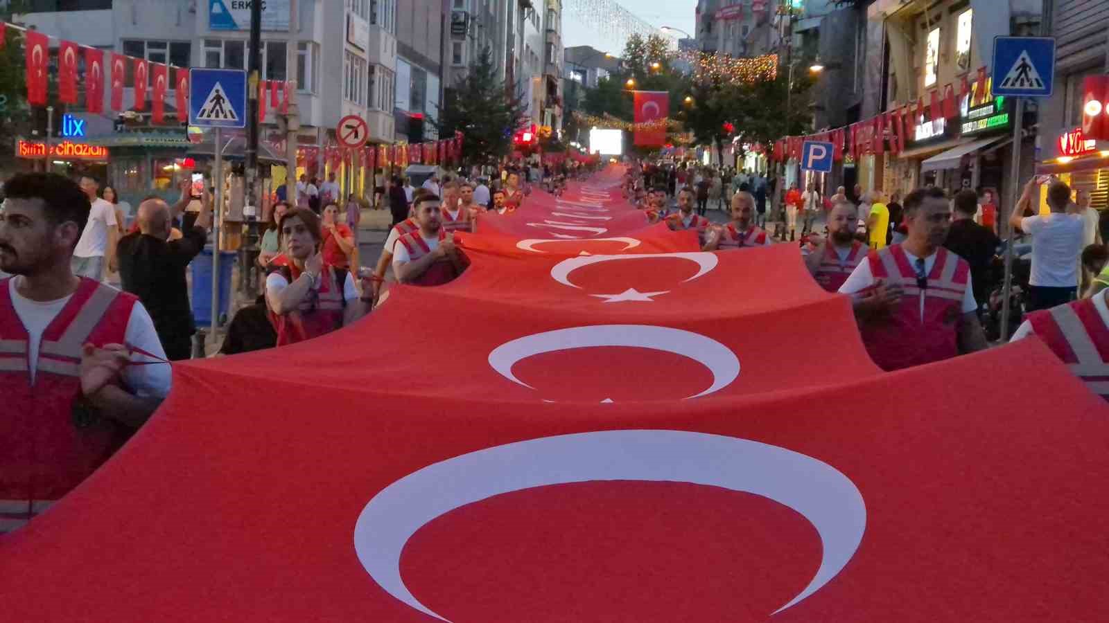 meydanlar-kirmizi-beyaza-burundu-tekirdag-da-15-temmuz-da-yuzlerce-kisi-tek-yurek-oldu