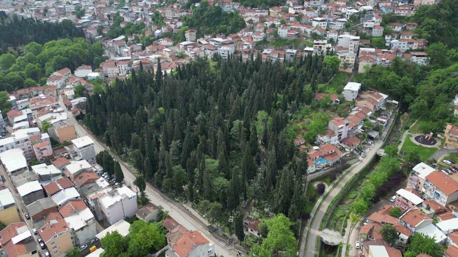 bursa-da-mezarliklar-bayrama-hazir