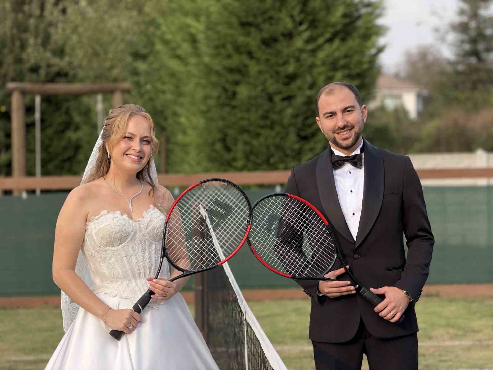 tenis-kortlu-koyde-gelinlik-ve-damatlikla-mac-yaptilar