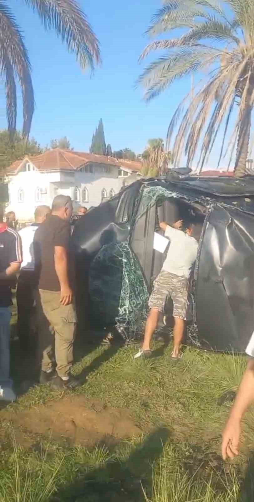 antalya-da-tur-minibusu-kamyonet-ve-otomobil-carpisti-15-i-turist-17-yarali