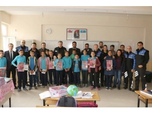 Hakkari Polisi Öğrencileri Sevindirmeye Devam Ediyor