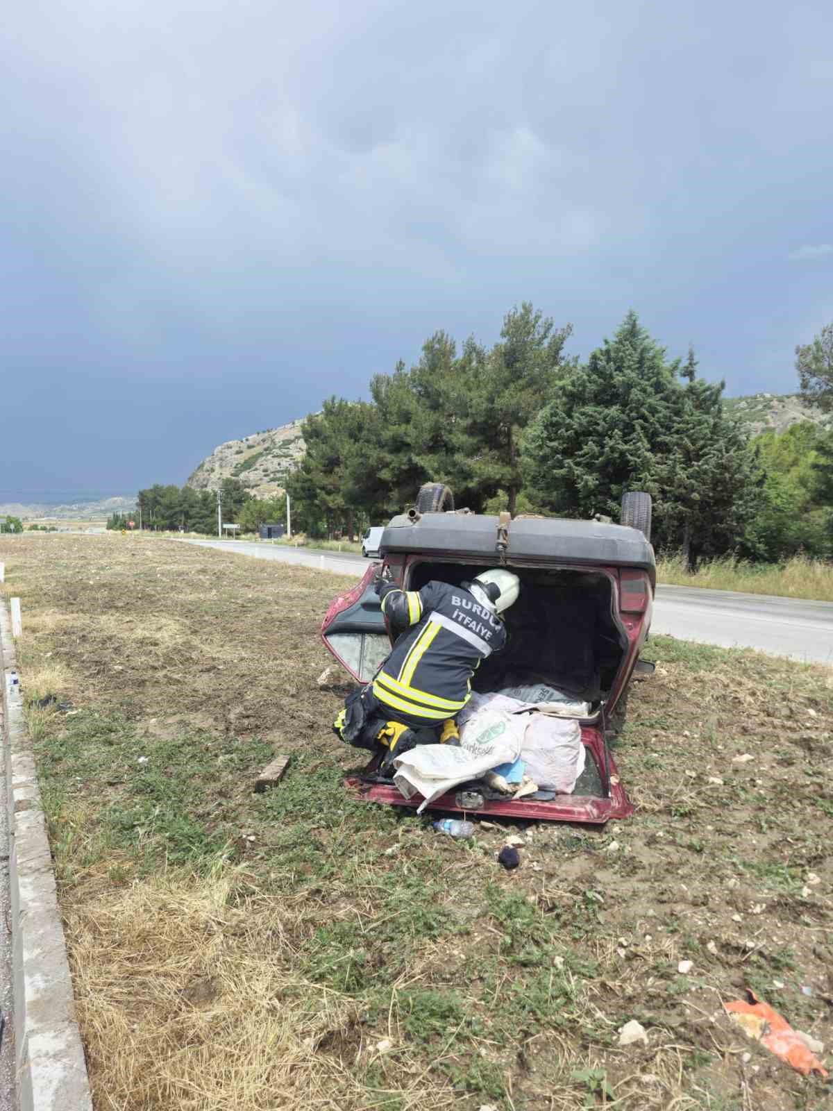 yoldan-cikan-otomobil-takla-atti-2-yarali