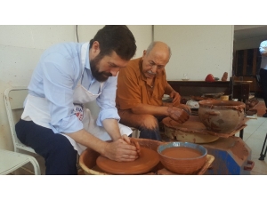 Son Çömlekçi Ustası Mesleği Gençlere Öğretiyor