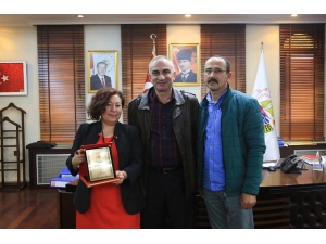 Başkan Yılmazer Belgin Dal’a Plaket Verdi