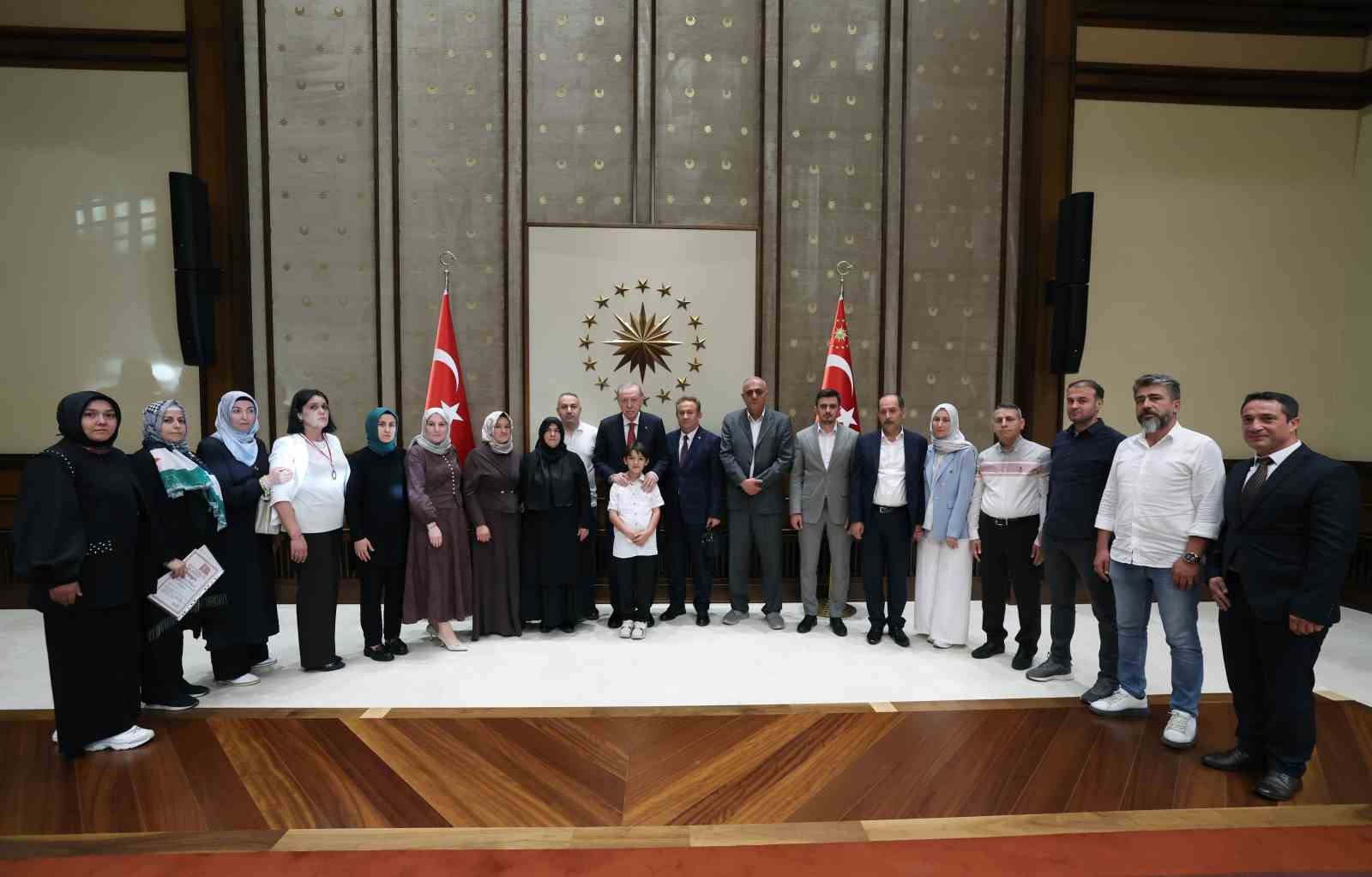 cumhurbaskani-erdogan-kahramanmaras-taki-okul-saldirisinda-hayatini-kaybeden-ogrencilerin-ailelerini-kabul-etti