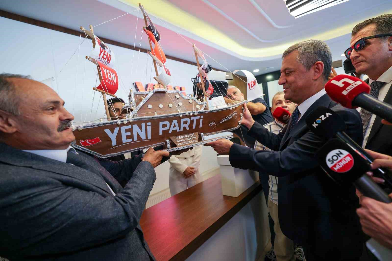 ozgur-ozel-yeni-parti-genel-merkezi-nde-fidan-dikti