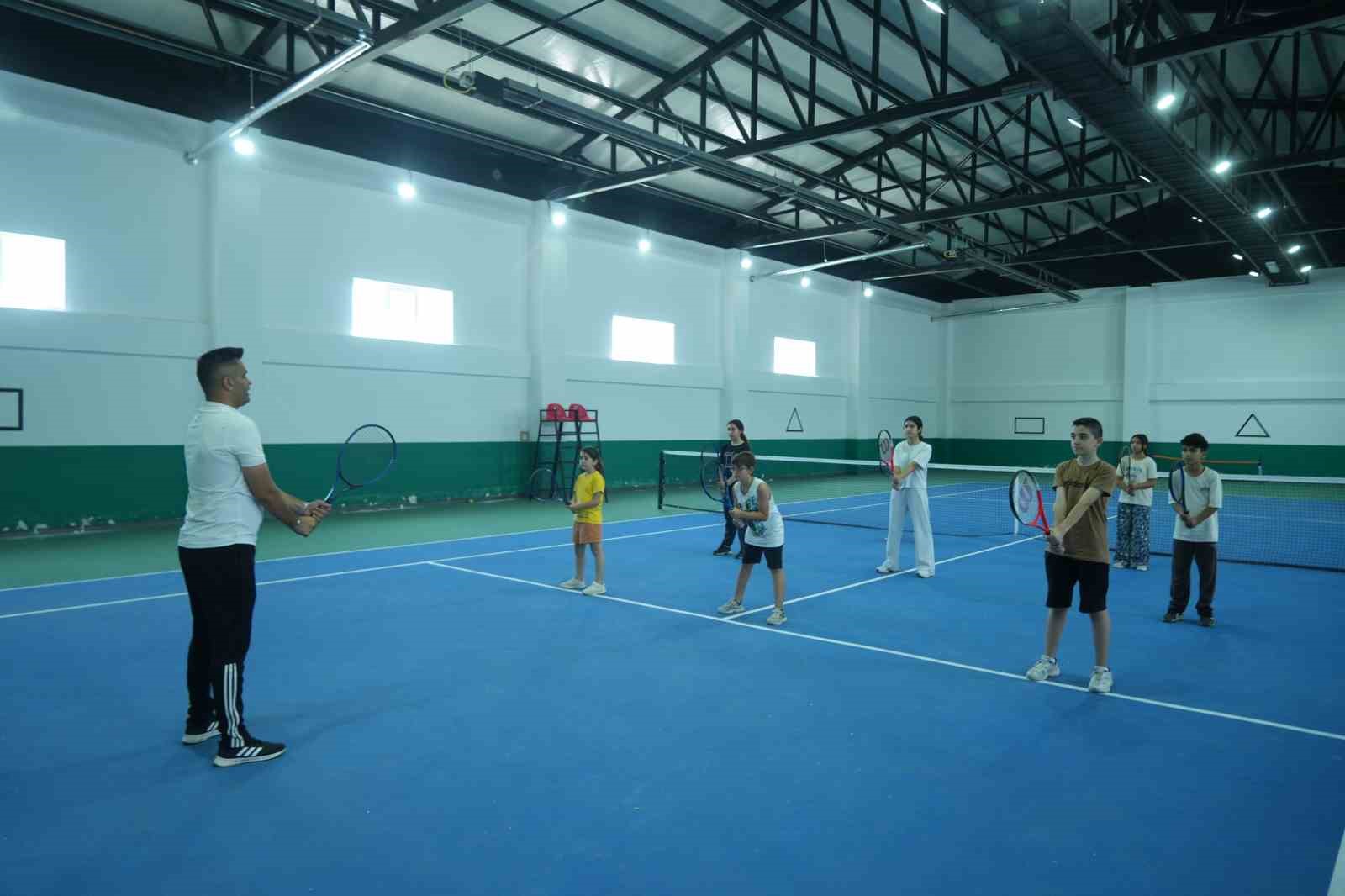 yaz-spor-okullarinda-kort-tenisi-kursuna-yogun-ilgi