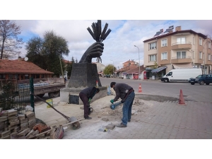 Aslanapa’da ’El Üstünde Buğday Başakları Heykeli’ Bakıma Alındı